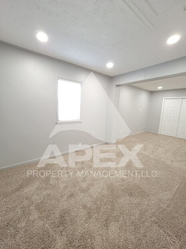 Building Photo - Craftsman Style 2 Bd 1.5- Ba Single Family Home with carport in North Knox!