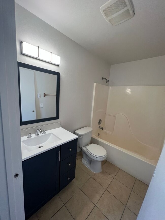 Building Photo - Newly Remodeled! Close to CWU 4 Rooms !!