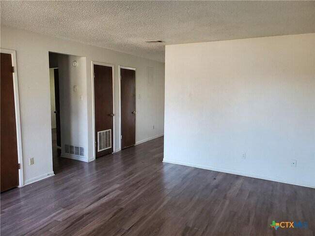 Building Photo - 209 Oak Trail Dr