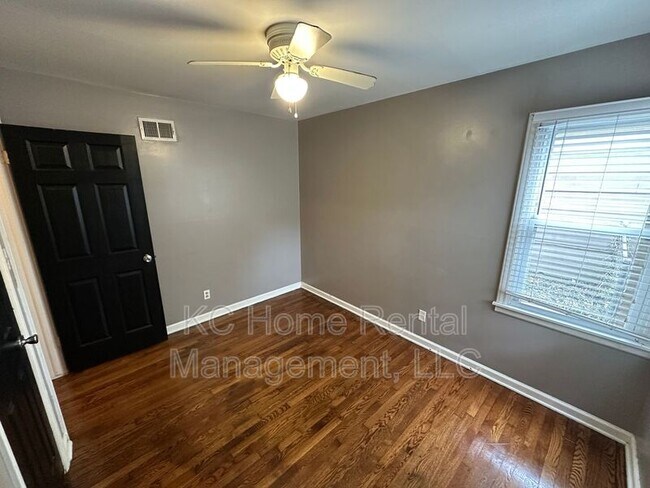 Building Photo - 619 W 85th St
