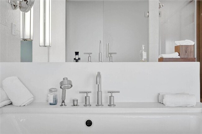 Building Photo - 3101 Bayshore Dr