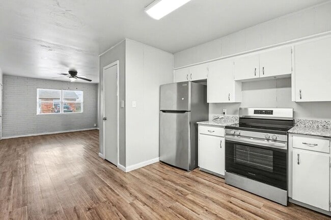 Building Photo - 704 W Oak St