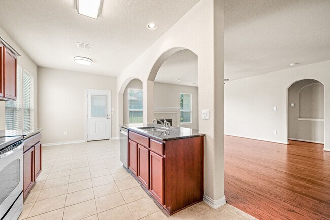 Building Photo - New Braunfels Beauty with plenty of SPACE!
