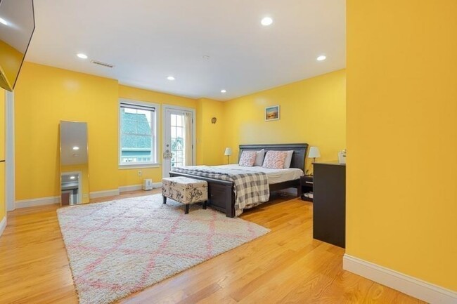 Building Photo - 4 bedroom in Waltham MA 02453