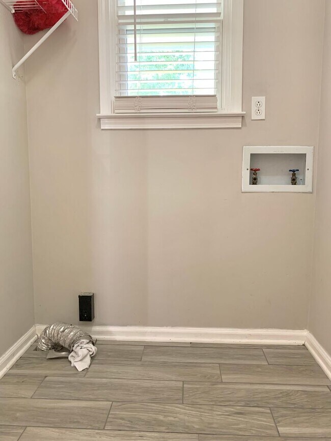 Building Photo - 212 Bradley Ct