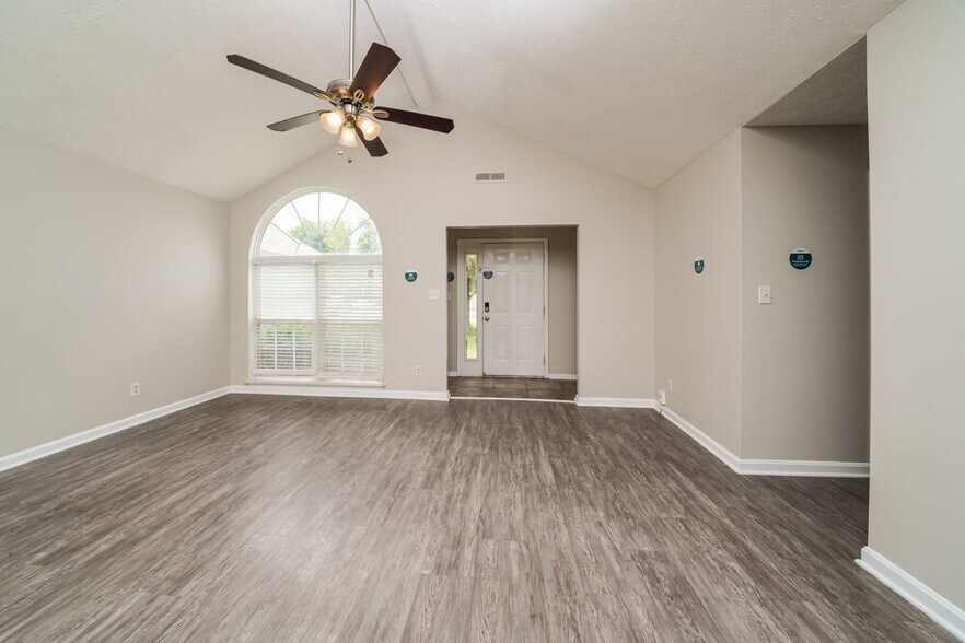 Building Photo - 11111 Meadow Chase Ct