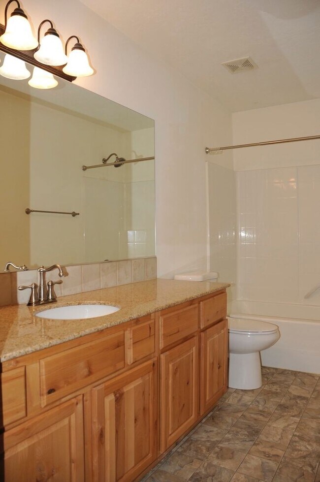 Building Photo - 3 bed 2.5 bath Townhome with A/C & gas fireplace