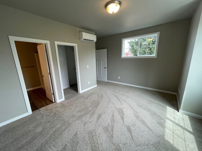 Building Photo - NEW 4 Bedroom / 4.5 Bath Duplex. A/C in every bedroom