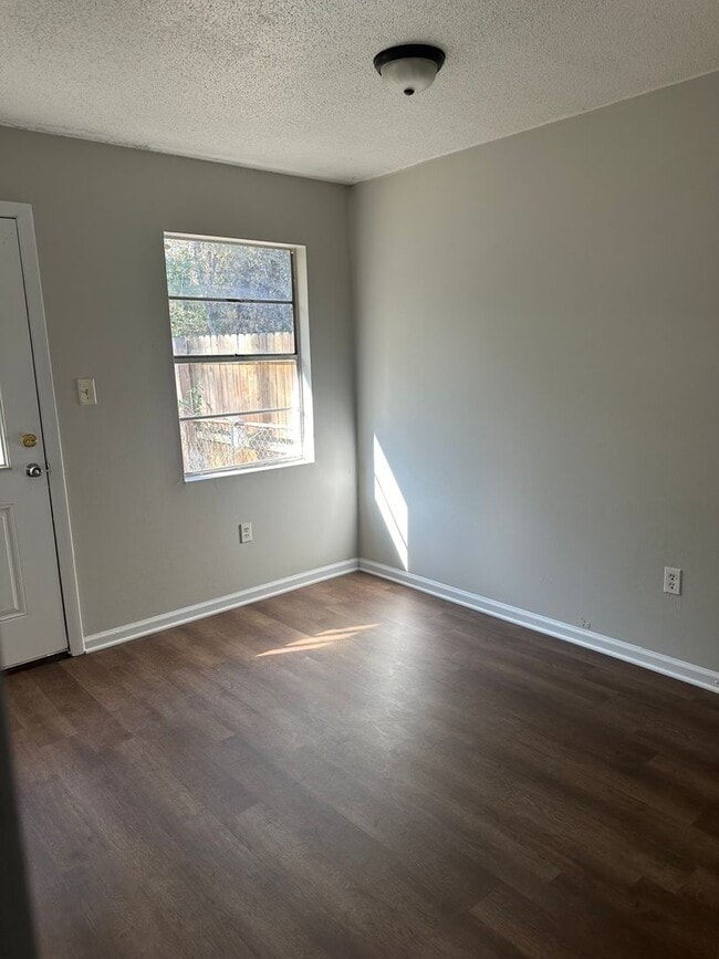 Building Photo - Newly updated pet friendly 3 bedroom duplex.