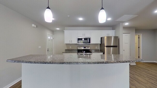 Building Photo - Condo Style Lower 2 Bedroom 2 Bathroom plus Den Apartment