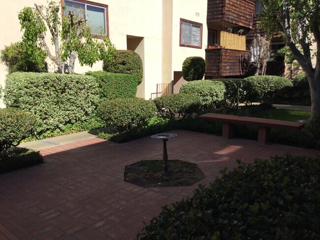 Community sitting area - 5400 Newcastle Ave