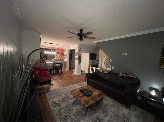 Building Photo - 2690 Gardenia Ave