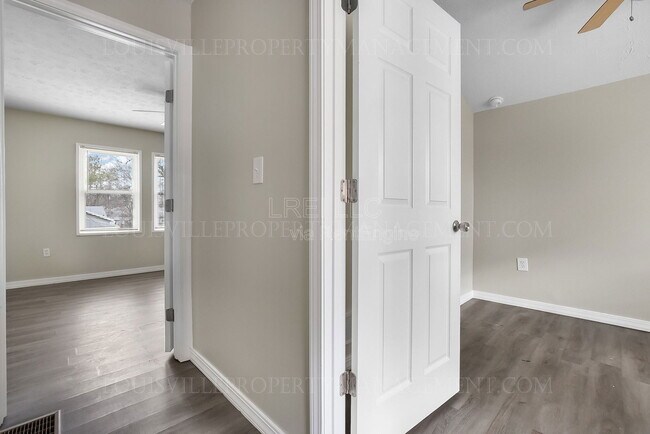 Building Photo - 2216 W Ormsby Ave