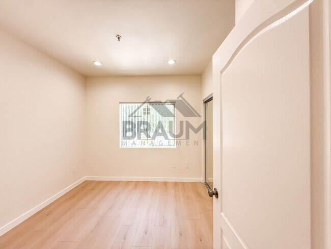 Building Photo - 10849 Fruitland Dr