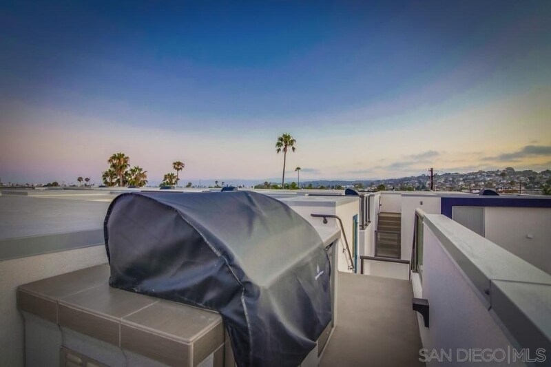 Building Photo - 3030 Jarvis St