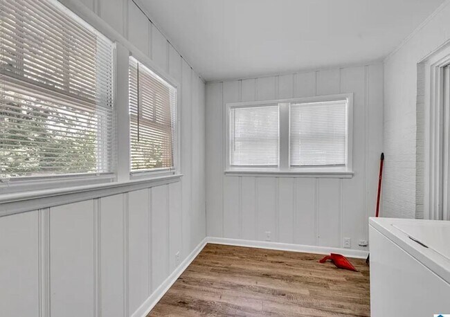 Building Photo - 4 bedroom 2 Bath - Available Now