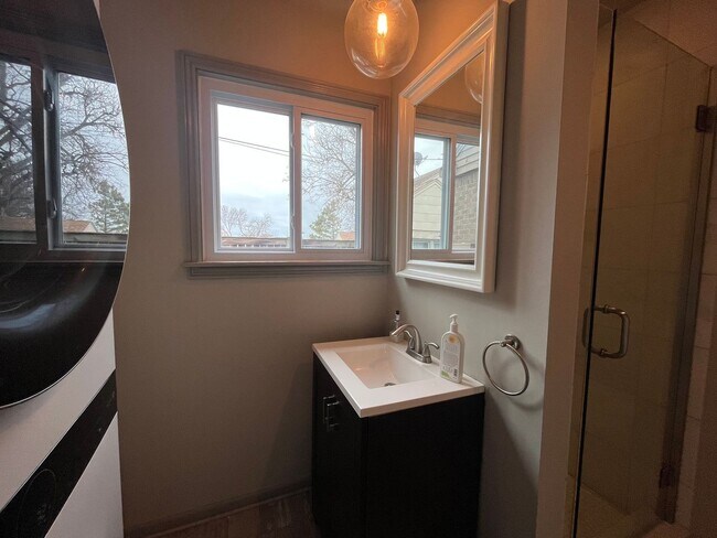 Building Photo - Beautifully renovated Midtown charmer