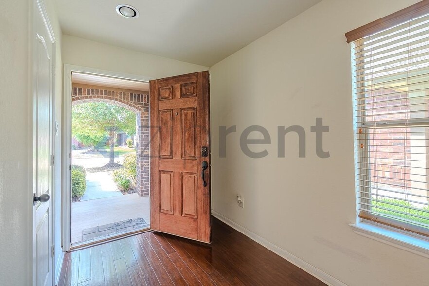 Building Photo - 2730 Volute