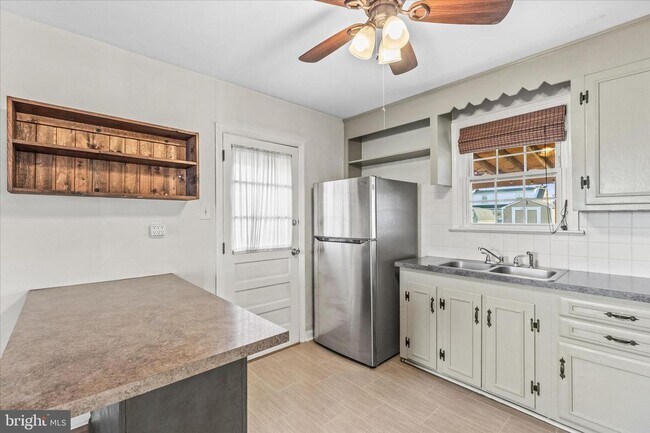 Building Photo - 3 Bedroom Brick Cape Cod in York Suburban School District!