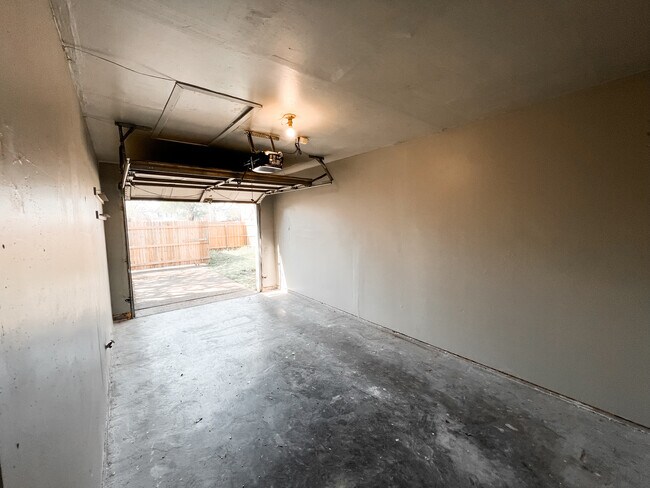 Building Photo - 1504 Beach Ln