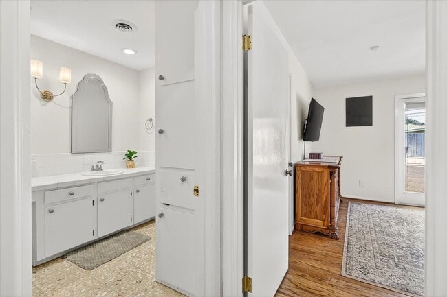 Building Photo - 722 Brock Dr