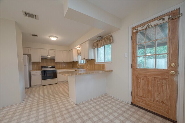 Building Photo - 22822 Elsinore Dr