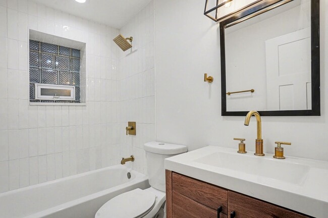 Building Photo - 2812 S Pulaski Rd