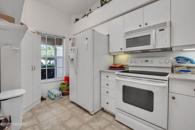 Building Photo - 1412 Coconut Palm Cir
