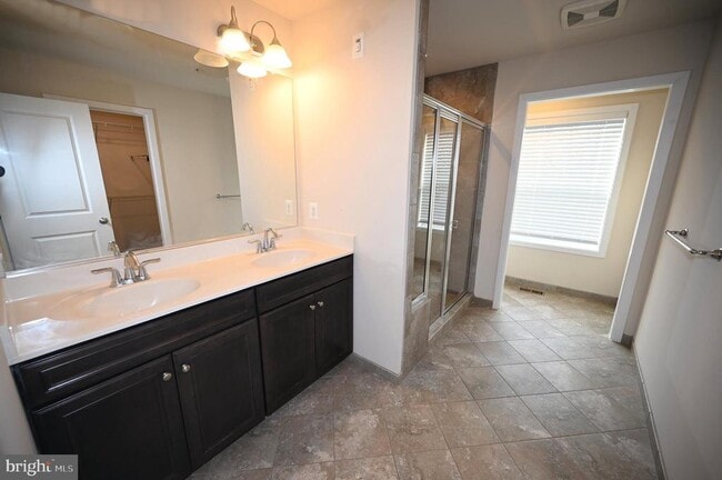 Building Photo - 2413 Glenallan Ave