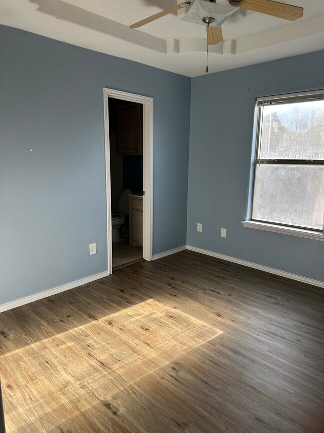 Building Photo - 1304 W Kiwi Ave