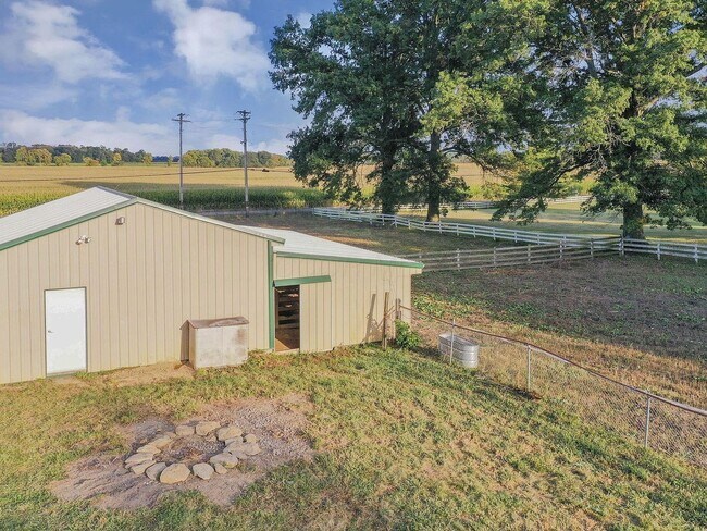 Building Photo - Your country retreat awaits!