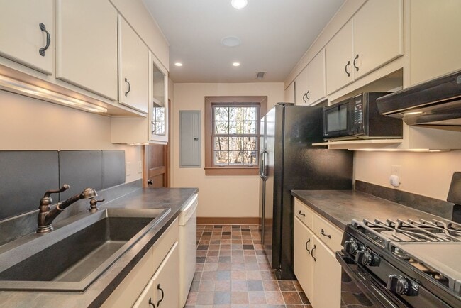 Building Photo - East Nashville River View Living!