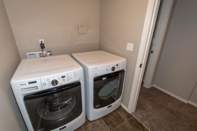 Building Photo - Three bedr townhouse in Orchards - Central AC