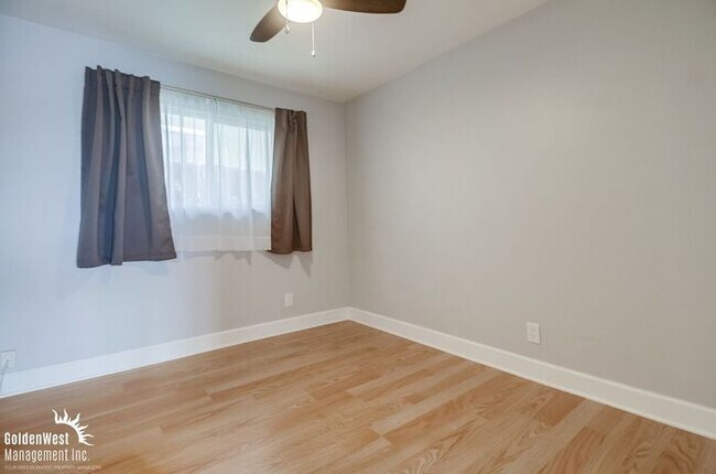 Building Photo - Scenic 4Bdm 2Ba Oasis with Panoramic Views...