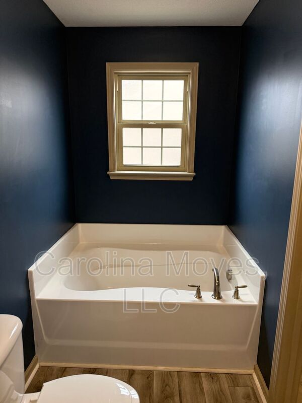 Building Photo - 208 Sleepy River Rd