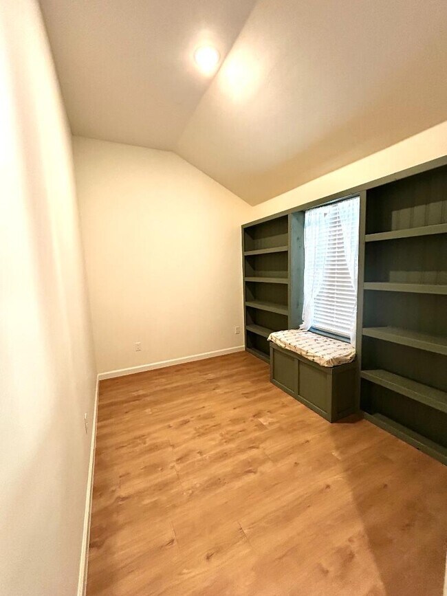 Building Photo - 127 Willow Grv Ln