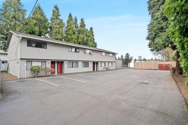 Building Photo - Clean, spacious 2-bdrm/1.5-bath unit in Milwaukie. Private patio, quiet location, designated parking