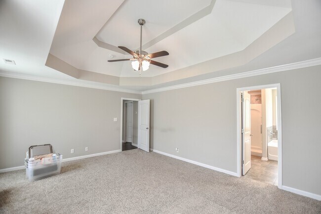 Building Photo - Pet Friendly in Woodlawn!
