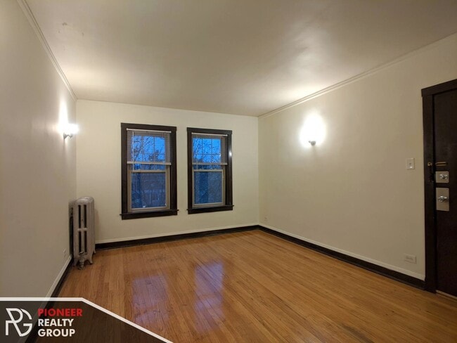 Building Photo - 2122 W Ainslie St