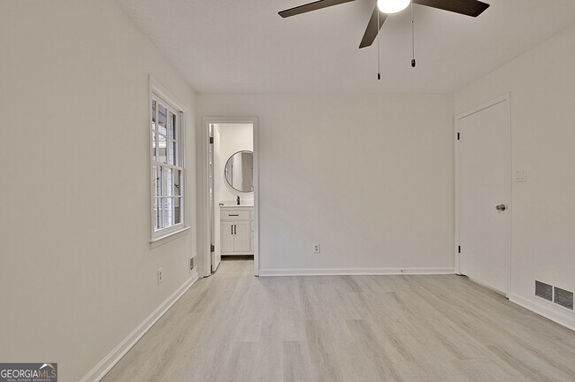 Building Photo - 716 Ebenezer Rd