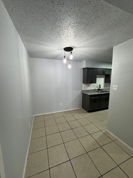 Building Photo - 8034 Antoine Dr