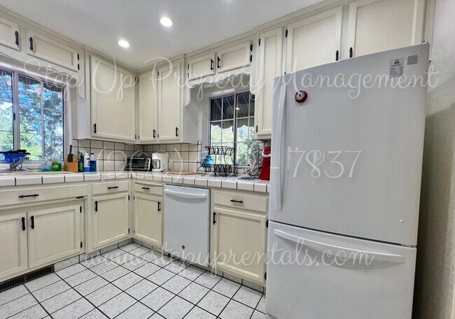 Building Photo - Charming 3-Bedroom Retreat in Gated Grovel...