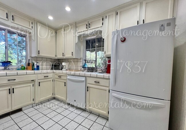 Building Photo - Charming 3-Bedroom Retreat in Gated Groveland Community – Lake Access Included!