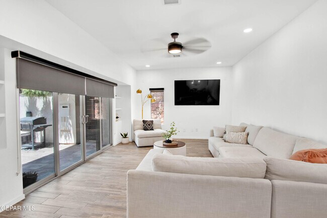 Building Photo - 4200 Camelot Heights Dr