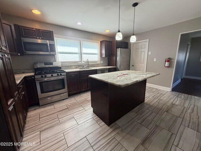 Building Photo - 710 Dow Ave