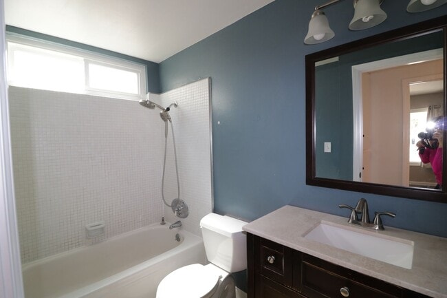 Building Photo - Beautiful 3/bedroom home in Canyon Country !