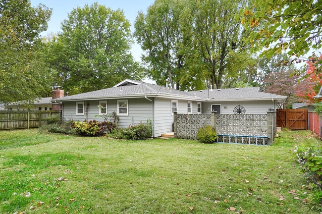 Building Photo - 2422 S Kickapoo Ave