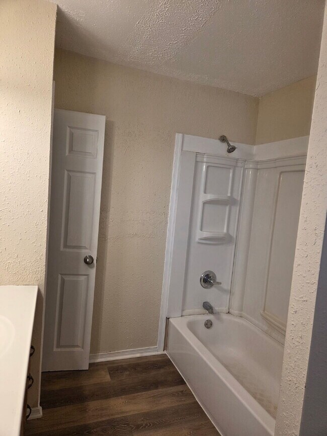 Building Photo - "Charming 3-Bed Sanctuary in Lebanon – Your Cozy Haven Awaits!"