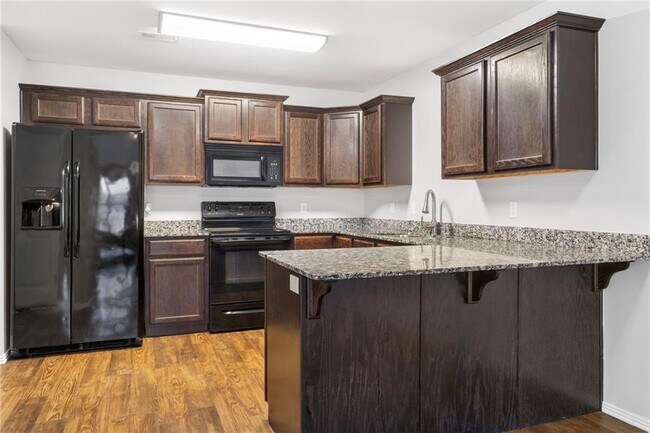 Building Photo - 103 Foxglove St