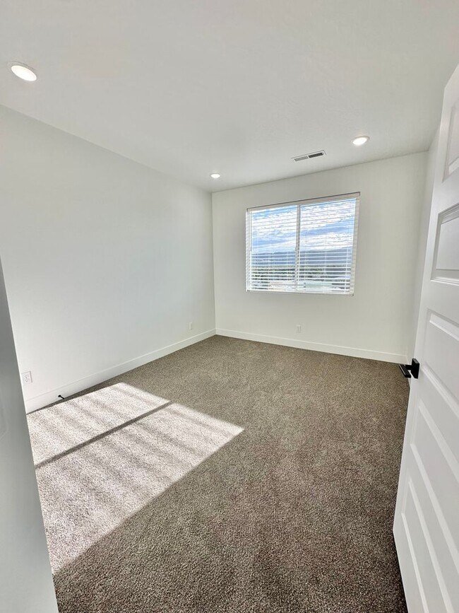 Building Photo - PET FRIENDLY!! HURRICANE TOWNHOME!